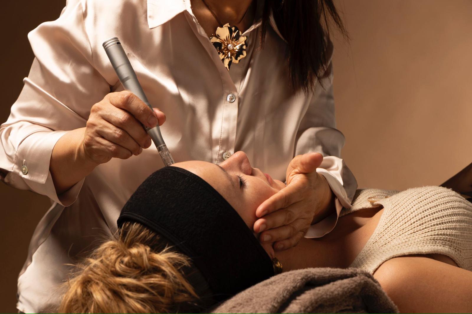 Gelaatsverzorging behandeling met zachte reiniging in Glam One schoonheidssalon