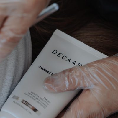 Professioneel gebruik van DECÀAR skincare tijdens gelaatsbehandeling bij Glam One